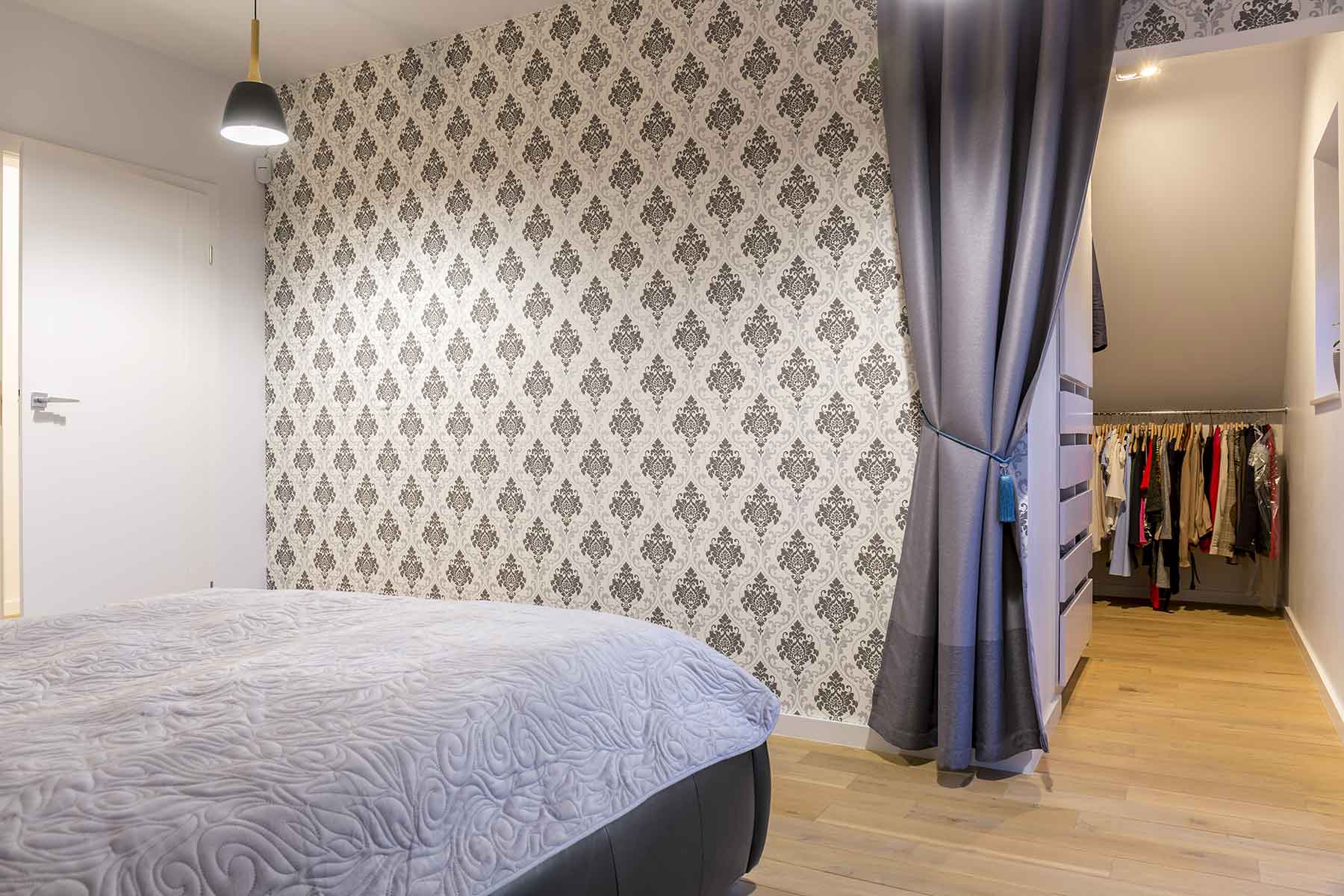 bedroom-with-wallpaper-PXWH2G7.jpg